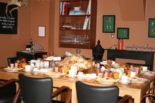 Full House Hotel - main image