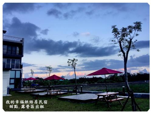 My happiness baking room near Yanzihkou Trail (Swallow Grotto)