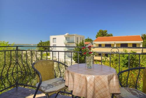  Apartments Vukić 1282 in Vrsi