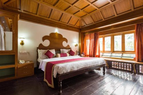 เดอะ วินด์เซอร์ คาสเซิล แอนด์ เลค วิลเลจ อายุรเวดิก รีสอร์ต (The Windsor Castle and Lake Village Ayurvedic Resort) in กัตตะยัม