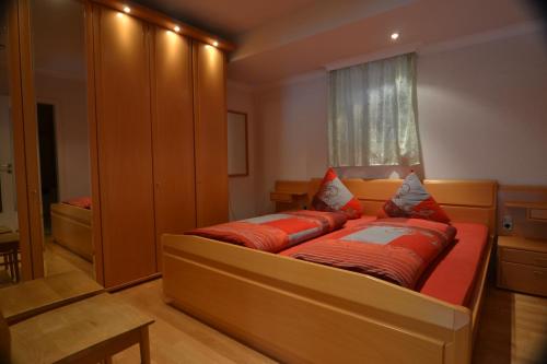 1 queen bed, 2 sofa beds