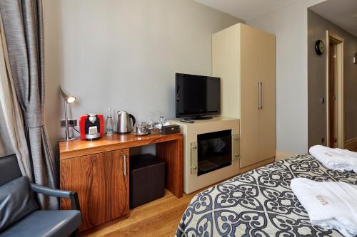 King Suite with Fireplace image 9