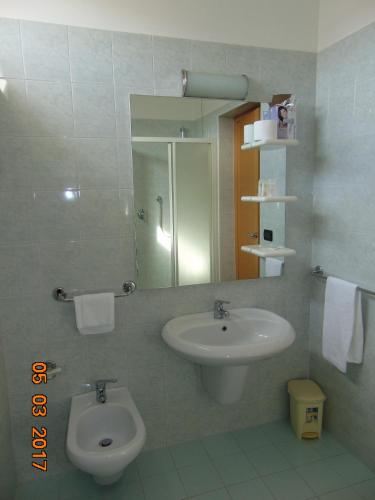 Bathroom, Hotel Mazzocchetti in Citta Sant Angelo