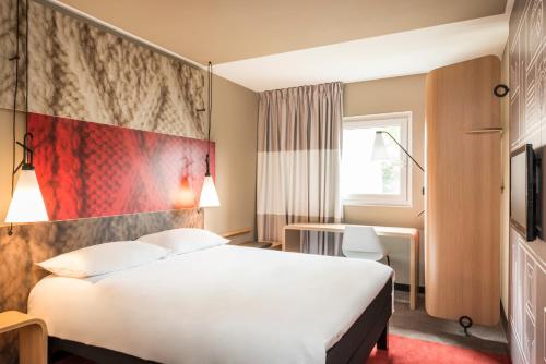 ibis Caen Porte De Bretagne Located in Bretteville-sur-Odon, ibis Caen Porte De Bretagne is a perfect starting point from which to explore Caen. Offering a variety of facilities and services, the property provides all you need f