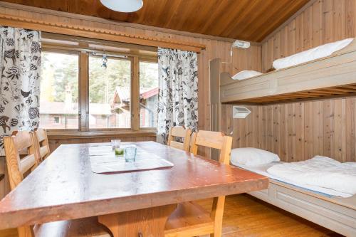 2 bunk beds