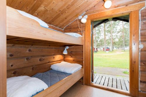 2 twin beds, 1 bunk bed