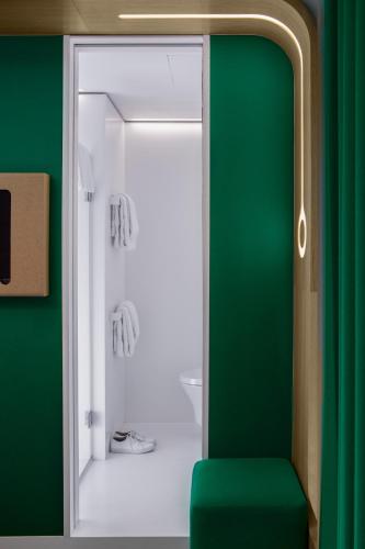 room detail thumbnail 2