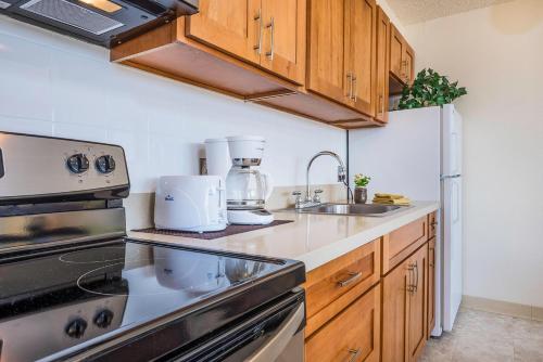 Waikiki Banyan 3411 Ocean View - FREE PARKING thumb 2
