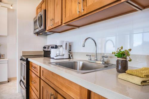 Waikiki Banyan 3411 Ocean View - FREE PARKING thumb 3