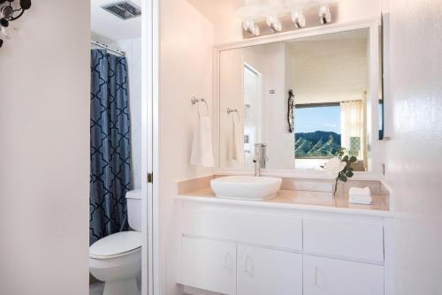 Waikiki Banyan 3411 Ocean View - FREE PARKING thumb 4