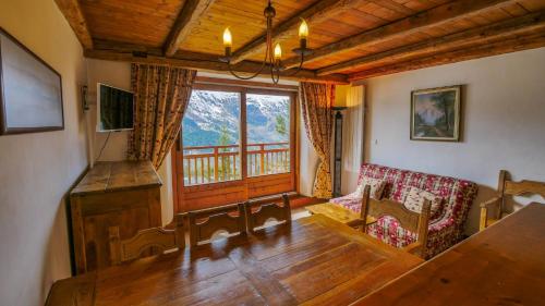 2 bedrooms, 5 beds