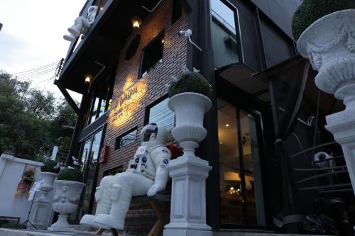 Sleep Walker Poshtel – Phra Sing, IA