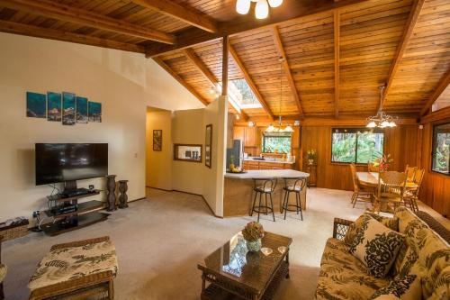 Hale Mauna Loa Upper Level with shared Hot Tub detail
