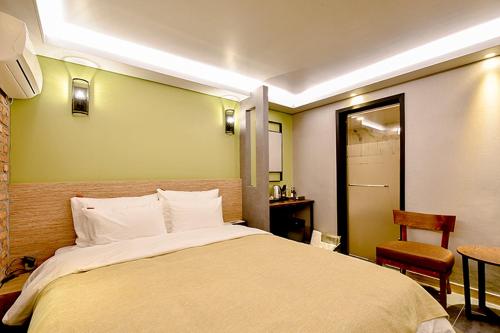 Ulsan Hotel 109 Ideally located in the Nam-gu area, Ulsan Hotel 109 promises a relaxing and wonderful visit. Both business travelers and tourists can enjoy the propertys facilities and services. Service-minded staff