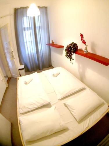  Walking Bed Budapest Silver Market Hall in Budapest