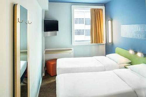 ibis budget RJ Copacabana Set in a prime location of Rio De Janeiro, Ibis Budget RJ Copacabana puts everything the city has to offer just outside your doorstep. The property offers a wide range of amenities and perks to ensure