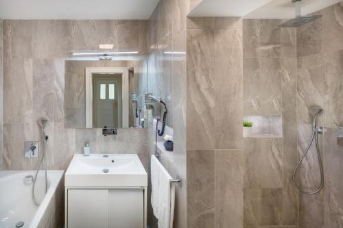 Veleslavinova Apartment - image 2