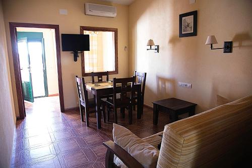 共用Lounge/電視區, 洛斯潘秋斯公寓 (Apartamentos Los Panchos) in 魯伊德拉