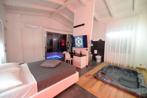 X Hotel in Савіано