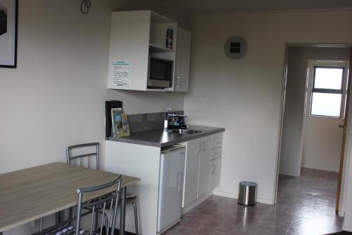 Kitchen, Kiwi Court Motel in Mount Taranaki