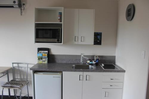 Kitchen, Kiwi Court Motel in Mount Taranaki