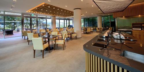 Restaurant, Midas Hotel and Resort in Cheongpyeong-myeon