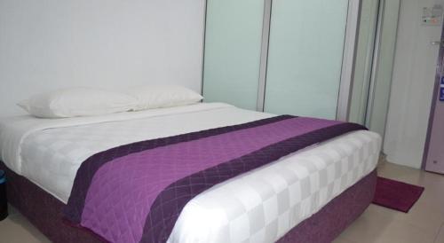 Lavender Hotel Lavender Hotel is perfectly located for both business and leisure guests in Teluk Intan. Featuring a satisfying list of amenities, guests will find their stay at the property a comfortable one. Servic