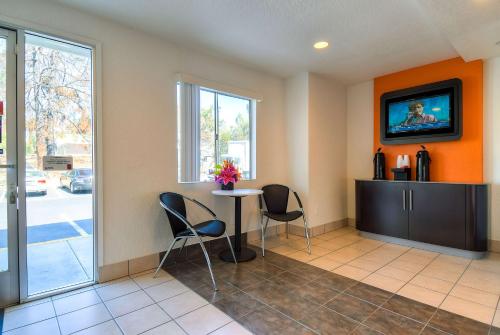 Közös társalgó / TV, Motel 6 Rowland Heights, CA - Los Angeles - Pomona in Rowland Heights