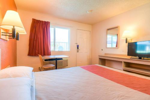 Motel 6-Rancho Mirage, CA - Palm Springs Set in a prime location of Rancho Mirage (CA), Motel 6 Palm Springs - Rancho Mirage puts everything the city has to offer just outside your doorstep. Offering a variety of facilities and services, the