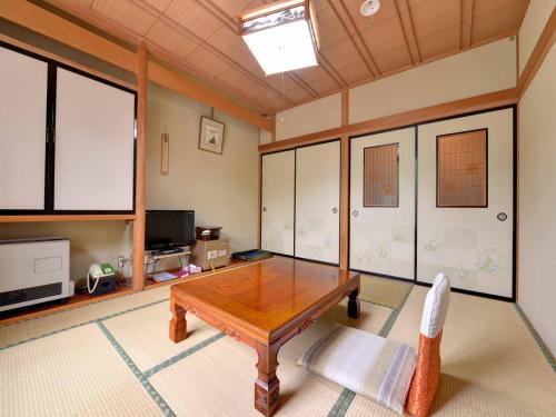 Ryumeikan Ryumeikan is perfectly located for both business and leisure guests in Nakanojo. The property offers a high standard of service and amenities to suit the individual needs of all travelers. Service-min