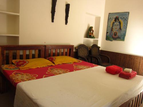 Basic Double Room image 3