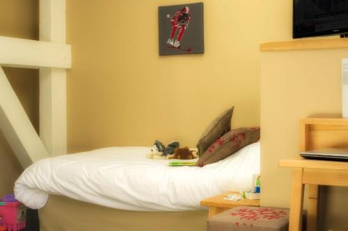 3 twin beds