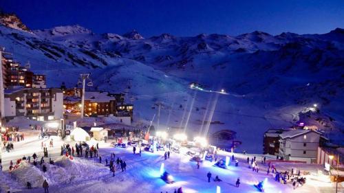 Dernier étage avec vue sur les montagnes Emplacement Exceptionnel au cœur de Val Thorens Ski aux pieds Prestations incluses Dernier étage avec vue sur les montagnes Emplacement Exceptionnel au cœur de Val Thorens Ski aux pieds Prestations incluses