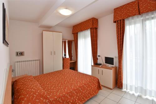 Double Room image 4