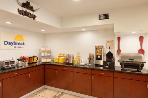 Days Inn by Wyndham Austin/University/Downtown - image 4