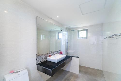 Deluxe Two-Bedroom Apartment image 10