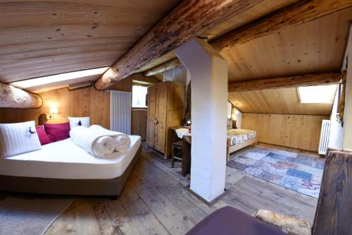1 queen bed, 1 sofa bed
