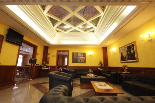 Tricolore Hotel - image 4