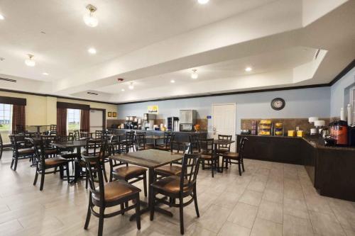 Days Inn & Suites by Wyndham Galveston West/Seawall