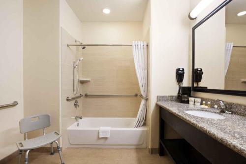 Days Inn & Suites by Wyndham Galveston West/Seawall - image 5