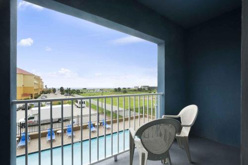 Days Inn & Suites by Wyndham Galveston West/Seawall - image 8