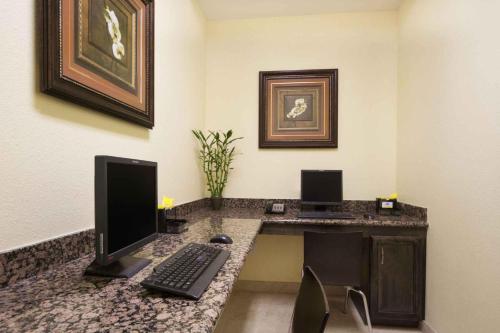 Days Inn & Suites by Wyndham Galveston West/Seawall - image 3