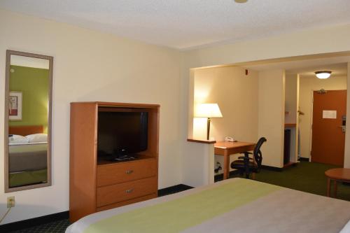 Motel 6-Anderson, IN - Indianapolis - Photo 3 of 38