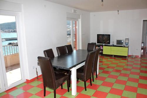 Family friendly seaside apartments Slatine Ciovo - 1096 - image 2
