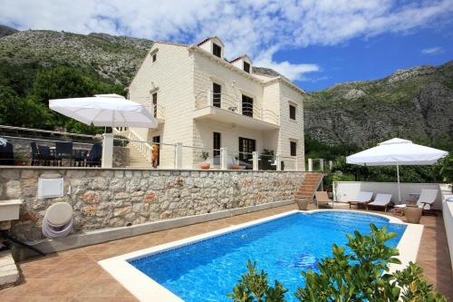  Luxury villa with a swimming pool Rozat, Dubrovnik - 8815, Pension in Komolac