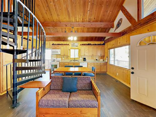 880 Edgemoor Rd Cabin - main image