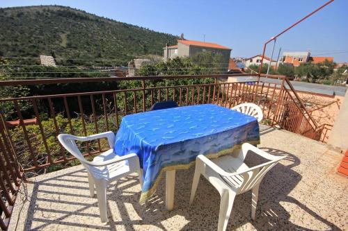  Apartments by the sea Stupin Celine (Rogoznica) - 10001, Pension in Podglavica