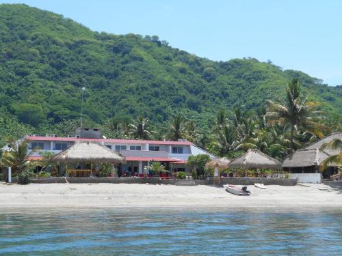 Exterior view, Silver Fern Beach Retreat in Sekotong