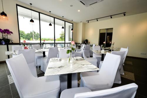 Restaurant, RHR Hotel - Selayang in Selayang
