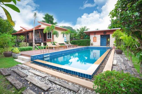 Swimming pool, Siray Green Resort in Koh Sirey